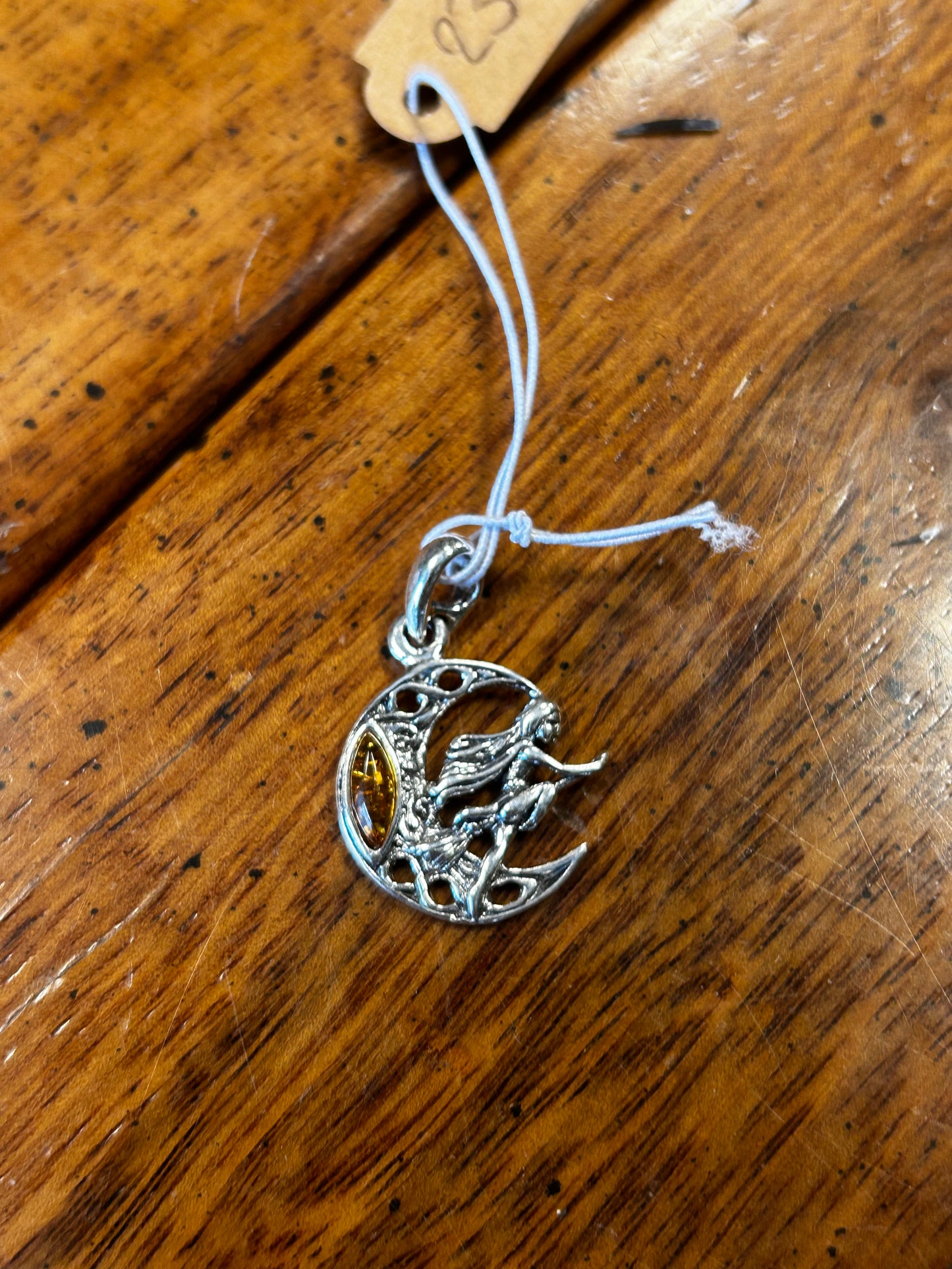 Pendentif sorcière ambre