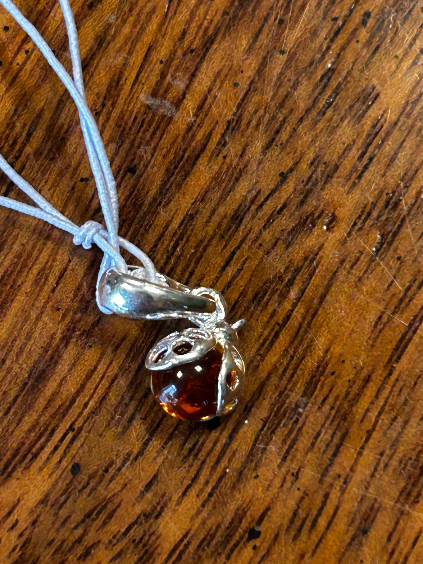 Pendentif coccinelle ambre