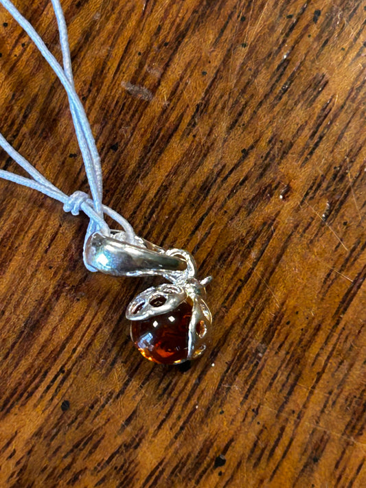 Pendentif coccinelle ambre