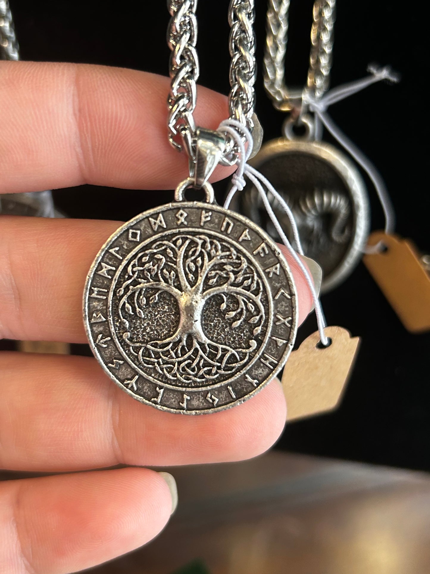 Pendentif arbre monde et runes