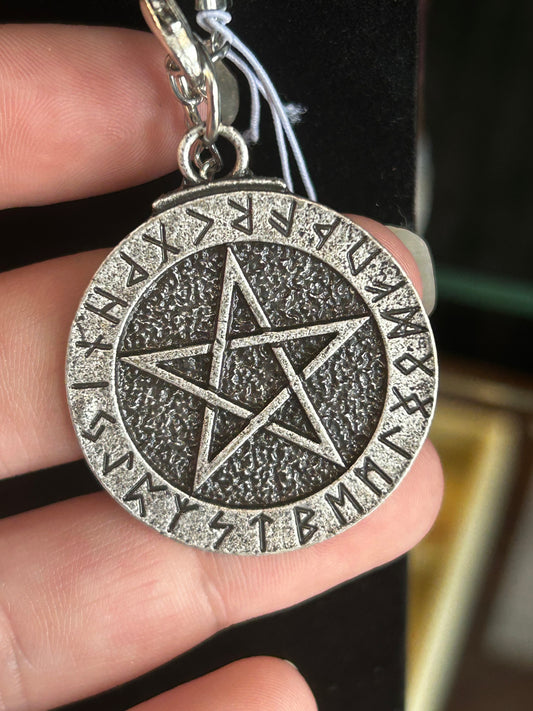 Pendentif pentacle et runes