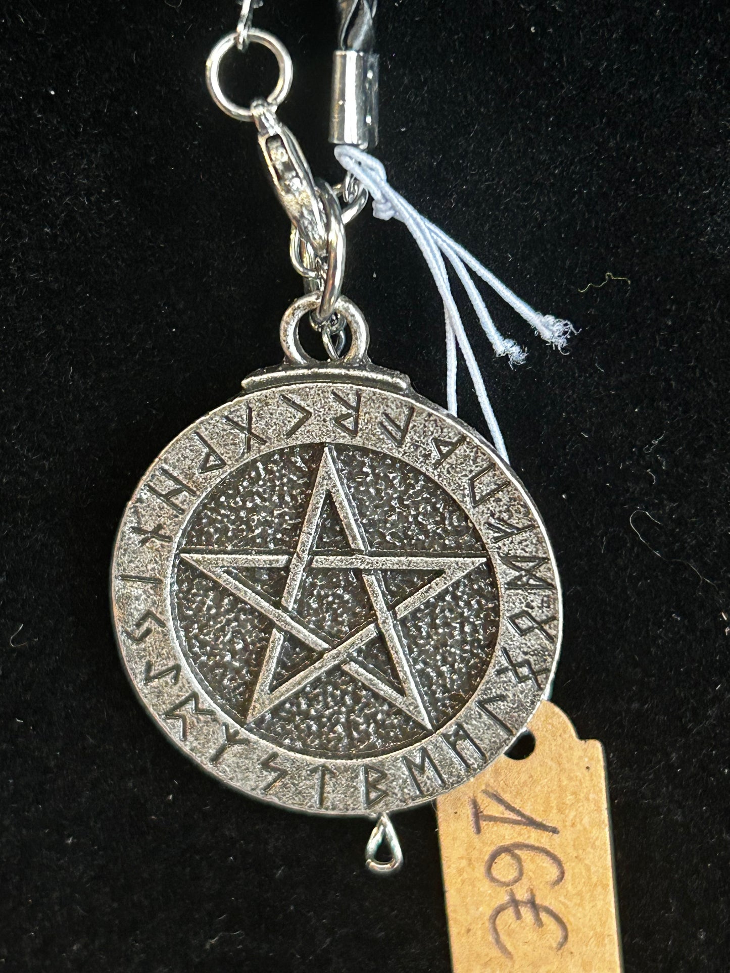 Pendentif pentacle et runes